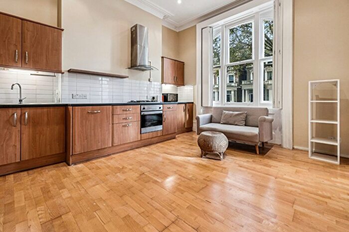 1 Bedroom Flat To Rent In Royal Crescent, Holland Park, W11