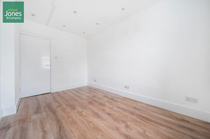 2 Bedroom Flat To Rent In Claydon Court, Marine Parade, Worthing, West Sussex, BN11