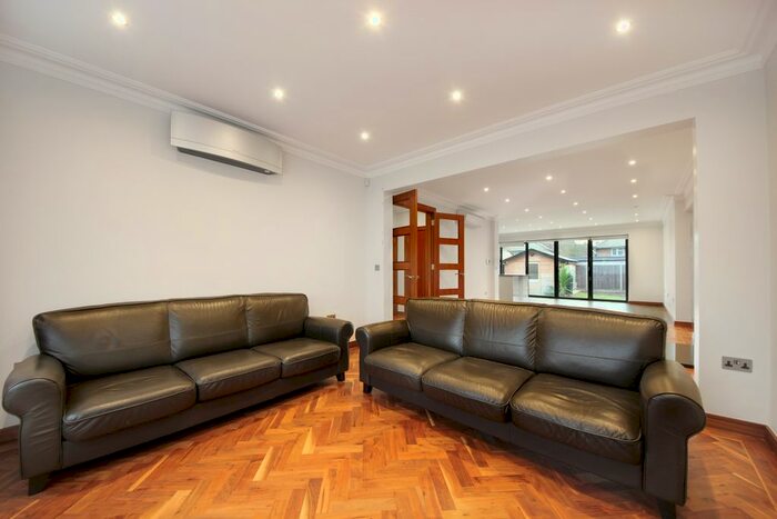 5 Bedroom Semi-Detached House To Rent In Gibbon Road, London, W3