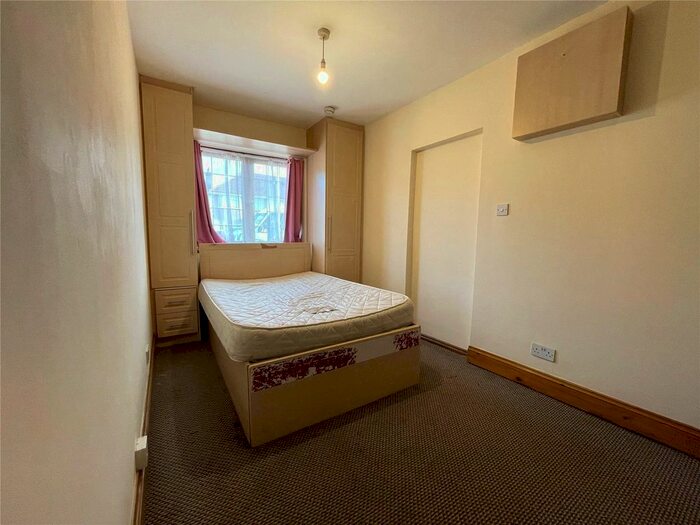 1 Bedroom Flat To Rent In Lees Road, Hillingdon, Middlesex UB8