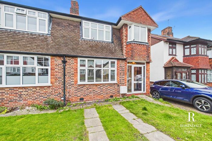 3 Bedroom Semi Detached House For Sale In Court Drive, Croydon, CR0