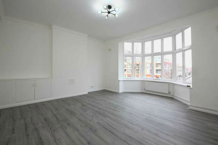 3 Bedroom Flat To Rent In Clapham Road, London, SW9