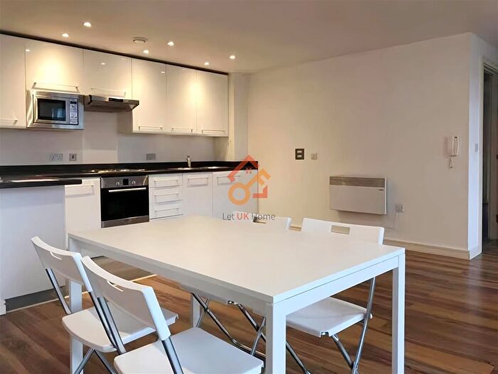 3 Bedroom Flat To Rent In The Quadrangle, Lower Ormond Street, Manchester, M1