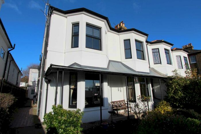 2 Bedroom Flat To Rent In Clifftown Parade, Southend On Sea, SS1