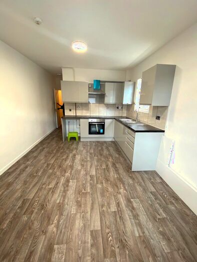 3 Bedroom Maisonette To Rent In Penarth Road, Cardiff, CF11