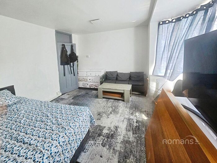 2 Bedroom Flat To Rent In Salthill Mansions, Slough, SL1