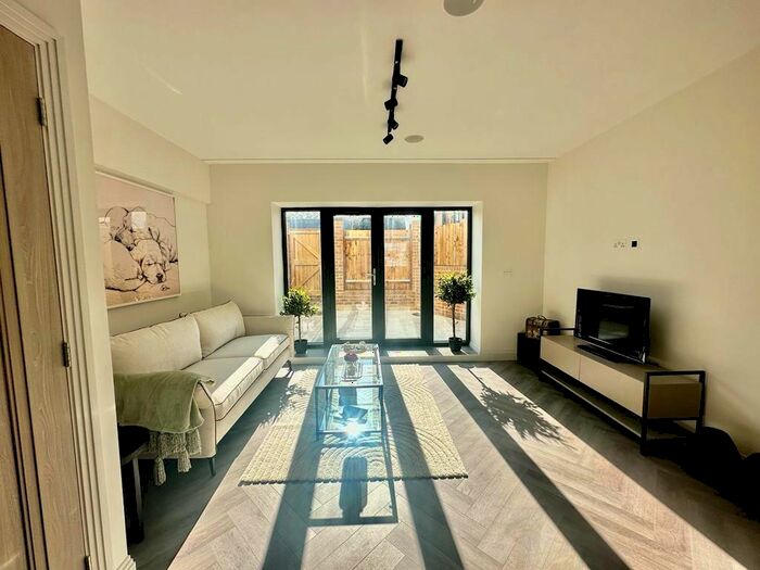 3 Bedroom Town House To Rent In Denmark Place, Tring, HP23