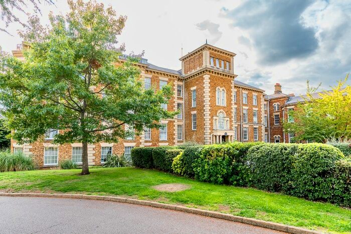 2 Bedroom Flat To Rent In Princess Park Manor, Royal Drive, London, N11