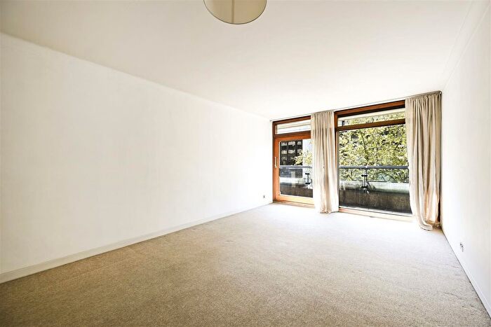 1 Bedroom Flat To Rent In Andrewes House, Barbican, London, EC2Y
