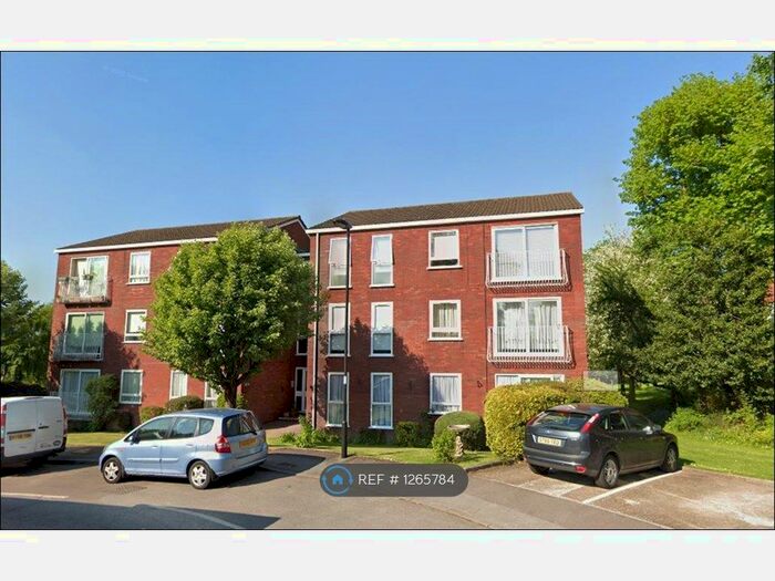 2 Bedroom Flat To Rent In Roundhedge Way, Enfield EN2