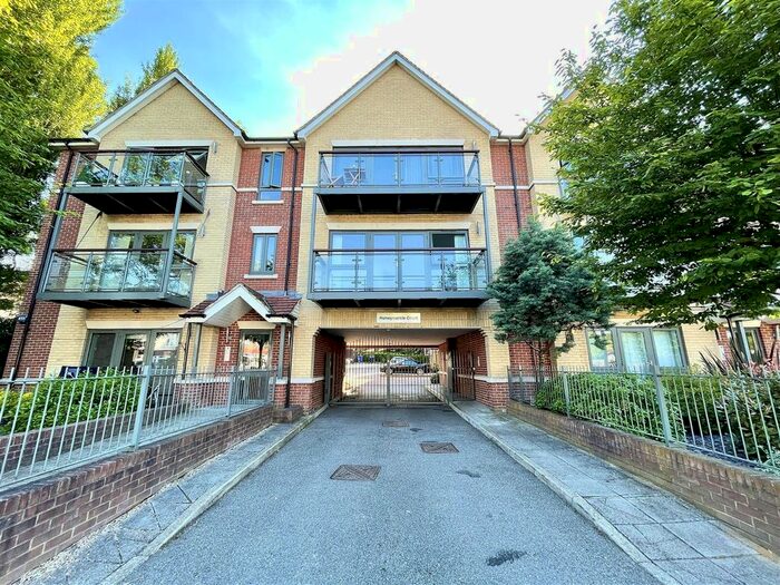 2 Bedroom Flat To Rent In Buckhurst Way, Buckhurst Hill, IG9