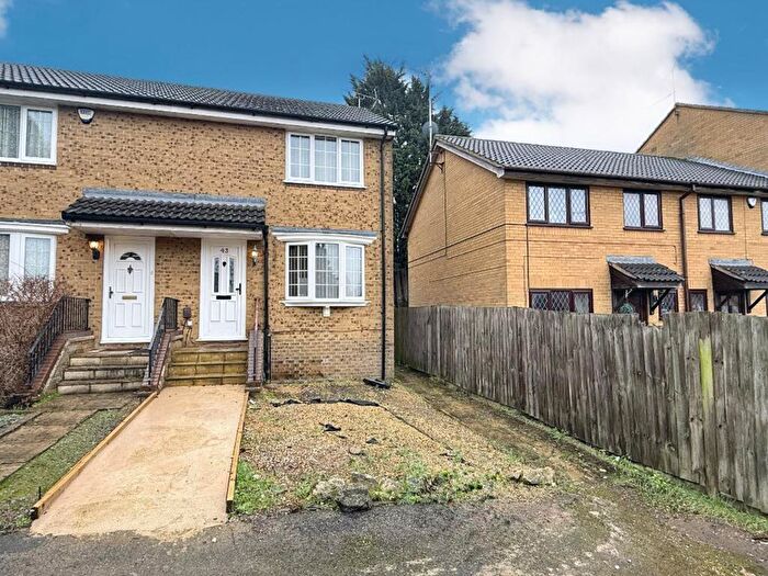 2 Bedroom Terraced House For Sale In Whitwell Close, Luton, LU3