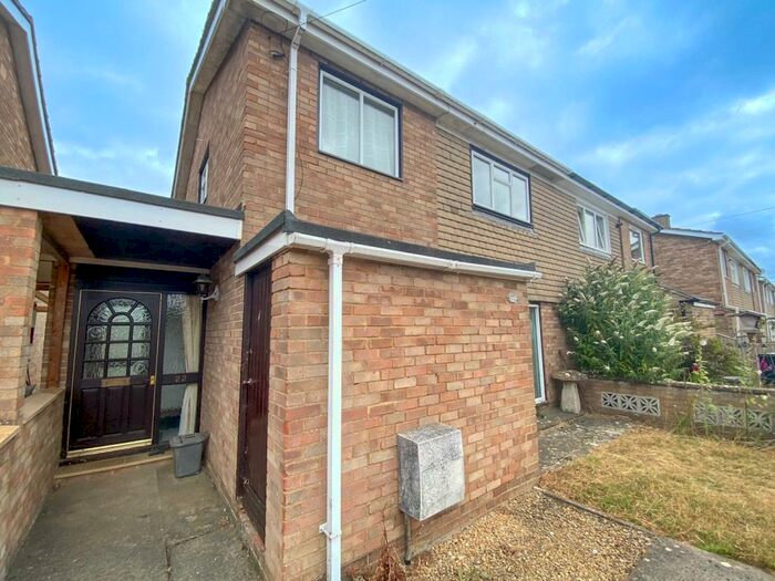 3 Bedroom Semi-Detached House For Sale In Chandler Close, Bampton, OX18