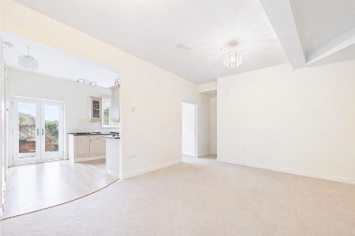 2 Bedroom Flat For Sale In Elgin Court, Stonehouse, GL10