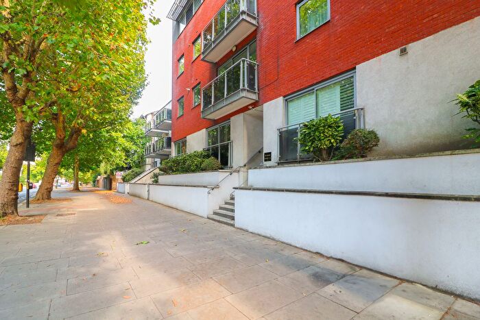 2 Bedroom Flat For Sale In Streatham High Road, London, SW16