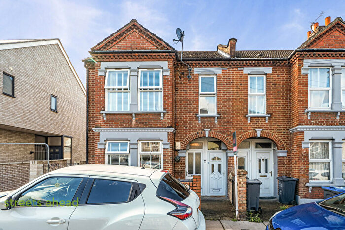 3 Bedroom Apartment For Sale In Hythe Road, Thornton Heath, CR7