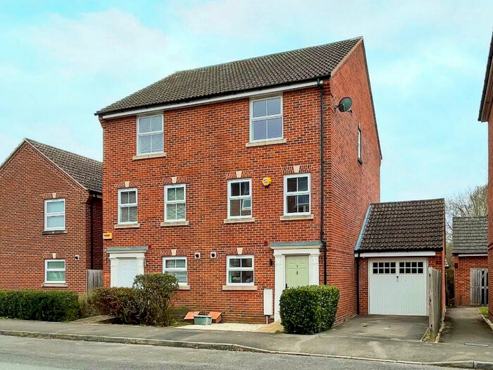 4 Bedroom Semi-Detached House To Rent In Walsh Road, Bramley, RG26