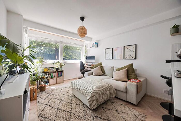 1 Bedroom Flat For Sale In Queenswood Gardens, Wanstead, E11