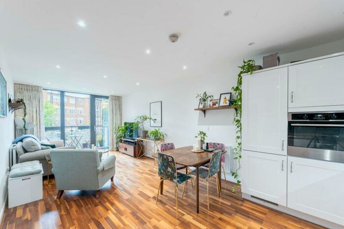 2 Bedroom Flat To Rent In .Penrose Court, Balham, London, SW12