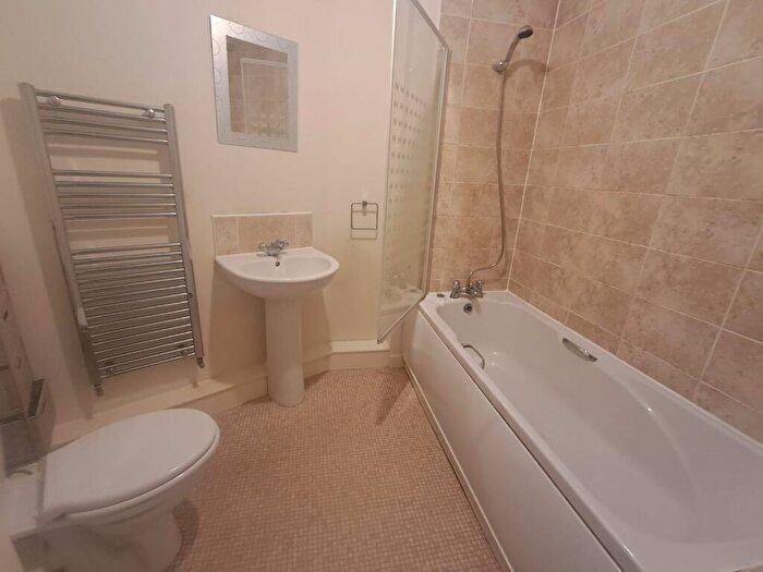 3 Bedroom Flat To Rent In Toll Road, Kincardine, Fife, FK10