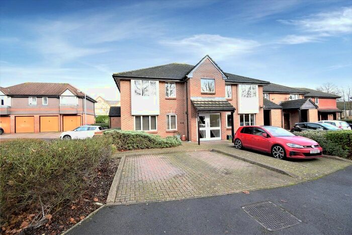 2 Bedroom Flat To Rent In Stonefield Park, Maidenhead, Berkshire, SL6