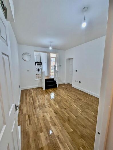 1 Bedroom Flat To Rent In Ballards Lane, Finchley Central, London, N3