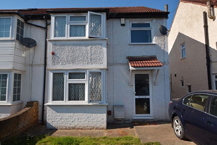 3 Bedroom Terraced House To Rent In Bradley Road, Slough, SL1