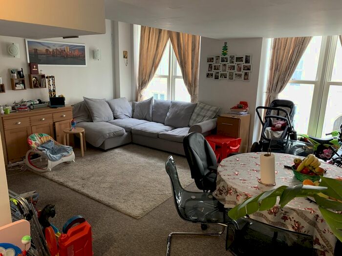 2 Bedroom Flat To Rent In Cadogan Road, Woolwich, London, SE18