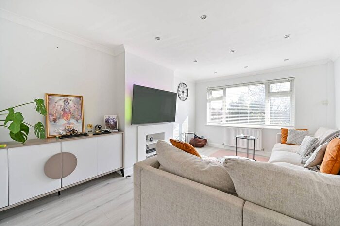 2 Bedroom Maisonette For Sale In Brambles Close, Isleworth, TW7