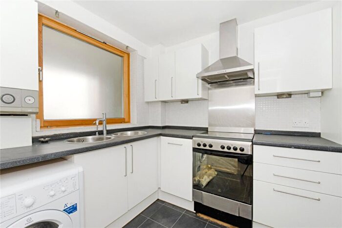 1 Bedroom Flat To Rent In Chalbury Walk, Islington, N1