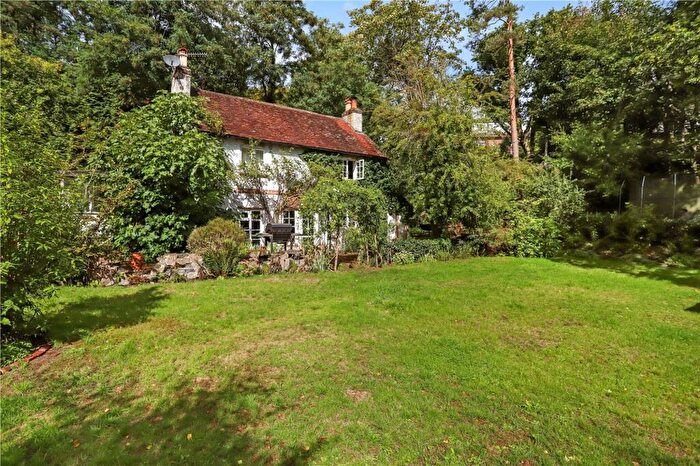 3 Bedroom Detached House For Sale In Aveley Close, Farnham, GU9