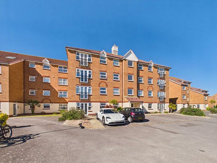2 Bedroom Flat For Sale In Anchor Close, Shoreham By Sea, BN43
