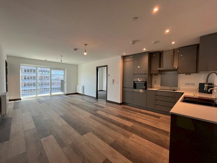 2 Bedroom Flat To Rent In Victoria Avenue, Southend On Sea, SS2