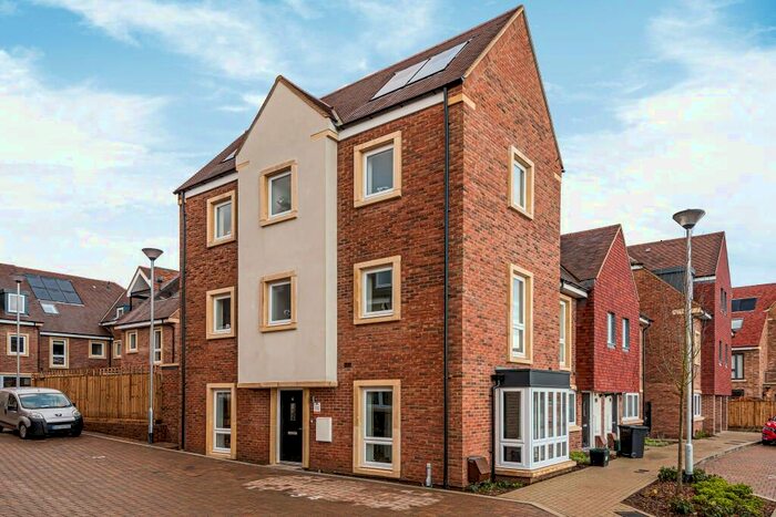 4 Bedroom Property To Rent In Cottonwood Close, Orpington, BR6