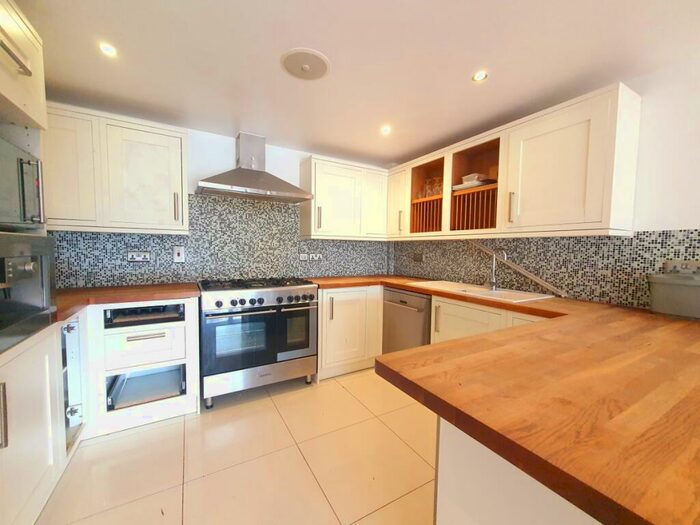 4 Bedroom Detached House To Rent In Bush Hill, Winchmore Hill, N21