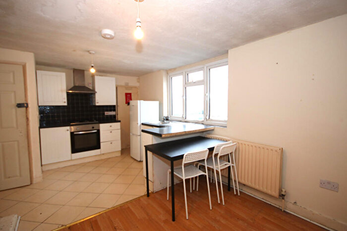 3 Bedroom Flat To Rent In East Street, Sittingbourne, Kent, ME10