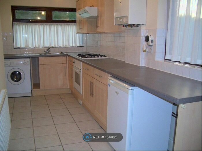 4 Bedroom Semi-Detached House To Rent In Victoria Road, Manchester, M14