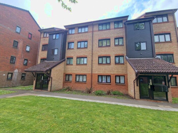 1 Bedroom Flat To Rent In St Christopher's Gardens, Thornton Heath, CR7
