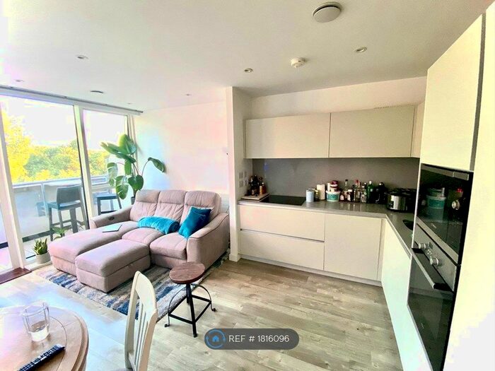 2 Bedroom Flat To Rent In Woods Road, London, SE15