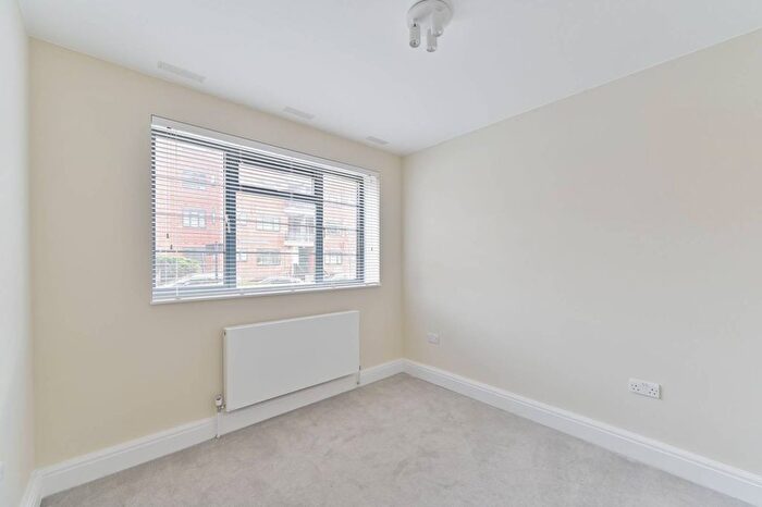 2 Bedroom Flat To Rent In Wandsworth Road, Vauxhall, London, SW8