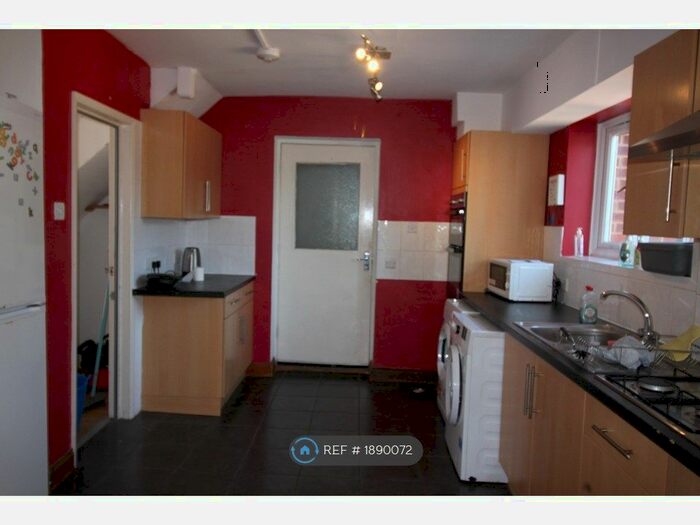 6 Bedroom Semi-Detached House To Rent In Maytree Close, Guildford, GU1