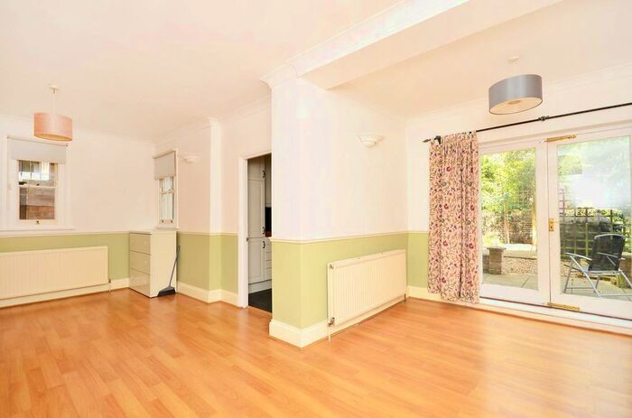2 Bedroom Flat To Rent In Oakley Road, Islington, London, N1