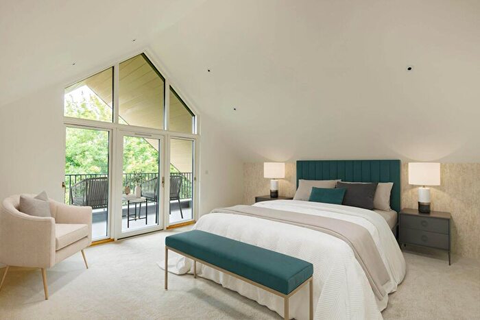 3 Bedroom Flat For Sale In Meadow Chase, Henley-On-Thames, RG9