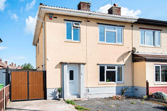 3 Bedroom Semi-Detached House For Sale In Milnercroft, Retford, Nottinghamshire, DN22