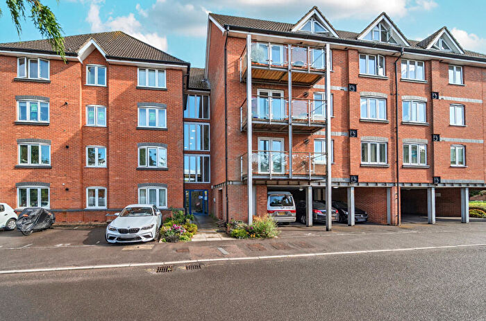 2 Bedroom Flat For Sale In The Lamports, Alton, Hampshire, GU34