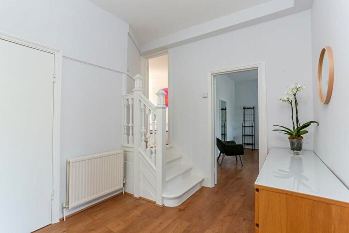 2 Bedroom Apartment To Rent In Broadhurst Gardens, West Hampstead, NW6