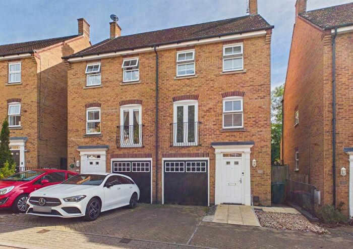 3 Bedroom Semi-Detached House For Sale In Rawlinson Road, Maidenbower, RH10