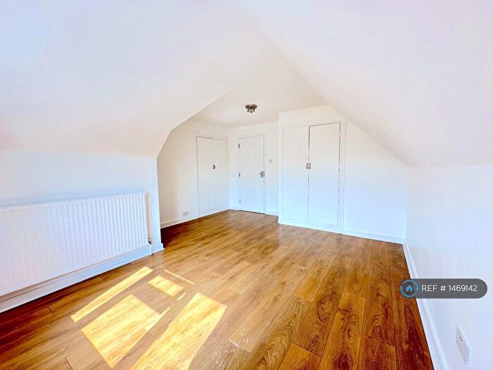3 Bedroom Maisonette To Rent In Canada Park Parade, Edgware, London, HA8