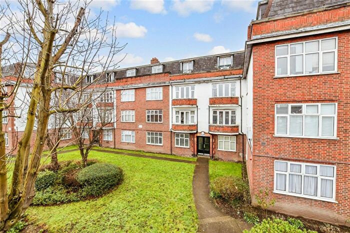 2 Bedroom Flat For Sale In Carshalton Road, Sutton, Surrey, SM1