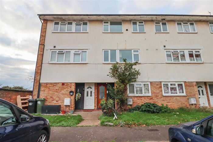 2 Bedroom Flat For Sale In Market Avenue, Wickford, SS12